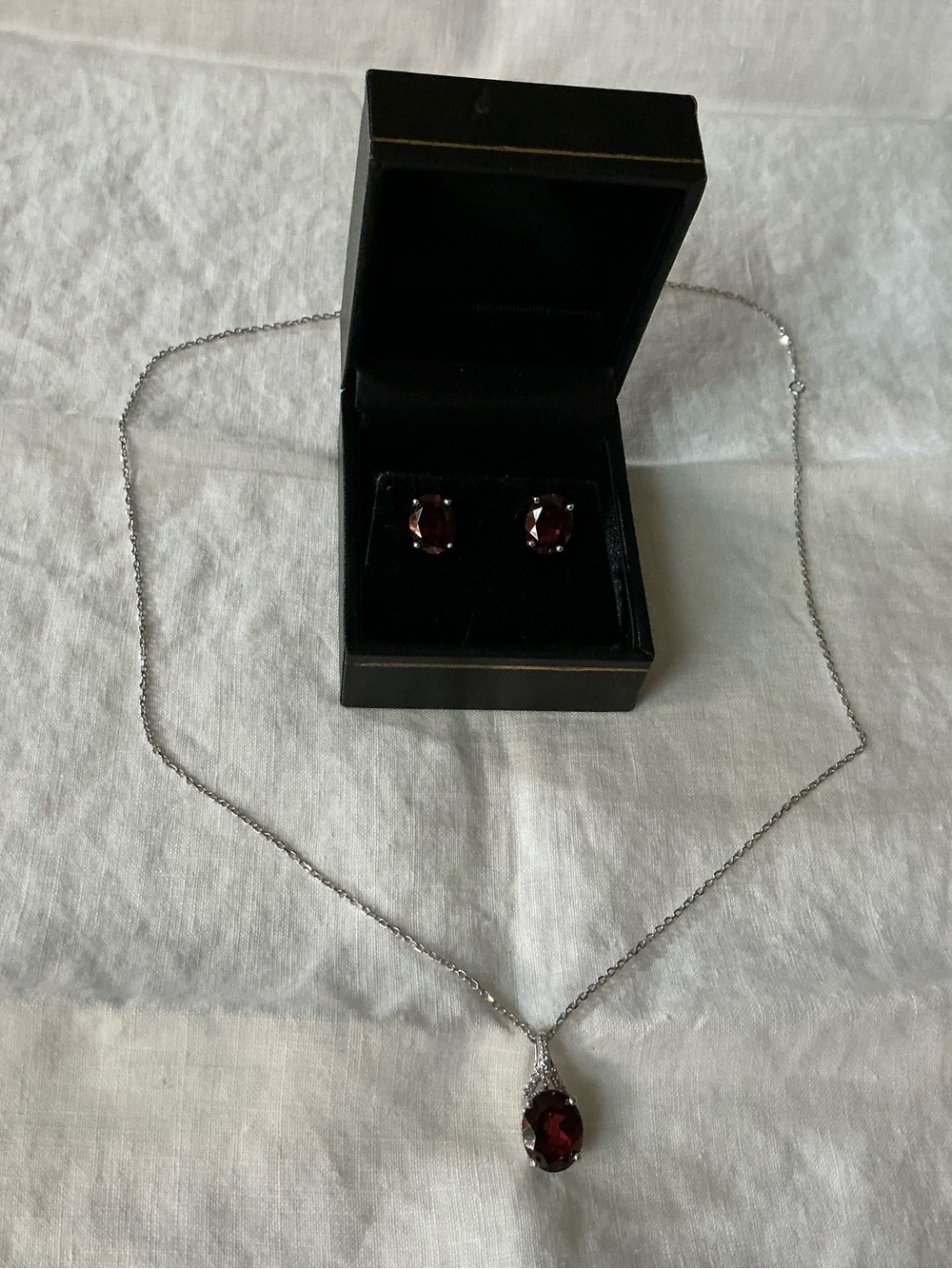 NWOT Stunning 10kt white gold Garnet Pendant Necklace/Earrings-Deep Red (135-7)